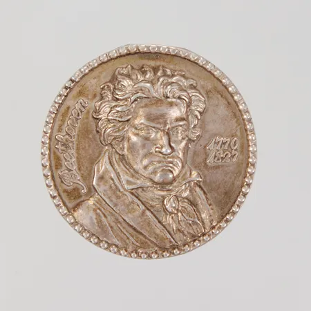 Pillerdosa motiv i relief, Beethoven 1770-1827, Ø 40mm, höjd 15mm, förgyllt insida, Silver 925/1000  Vikt: 26,6 g