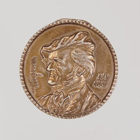 Pillerdosa motiv i relief, Wagner 1813-1883, Ø 40mm, höjd 15mm, förgyllt insida, Silver 925/1000 Vikt: 25,3 g