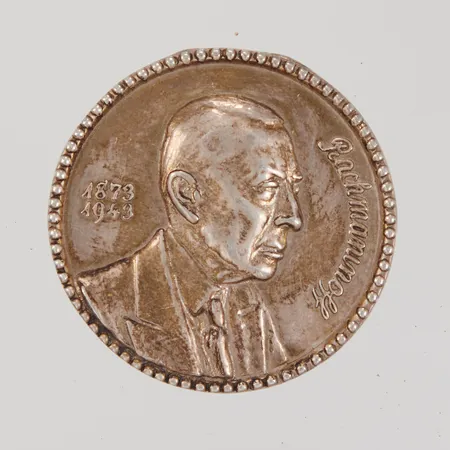Pillerdosa motiv i relief, Rachmaninov 1873-1943, Ø 40mm, höjd 15mm, förgyllt insida, Silver 925/1000  Vikt: 28 g