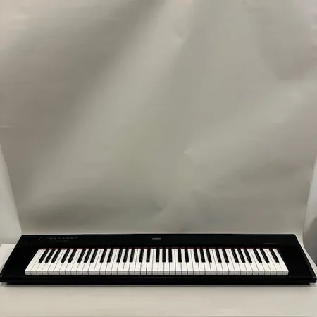 Keyboard, Yamaha Piaggero NP-31, 76 Tangenter, längd 124cm, Korg sustainpedal, strömadapter, mindre fläckar/märken, saknar fodral, skickas ej, Specialfrakt, kontakta pantbankskontoret för mer information.