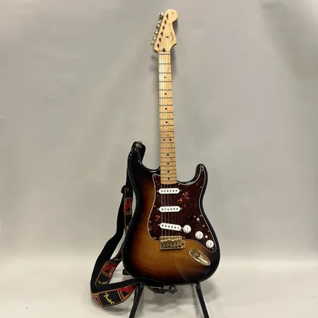 Elgitarr Fender Deluxe Player's Stratocaster, Made in Mexico, 2012, serienummer MX12119517, saknar svajarm, utbytta fästen till band, signerad bakplatta, smärre repor/märken, mjukt fodral,  Skickas med Bussgods eller PostNord