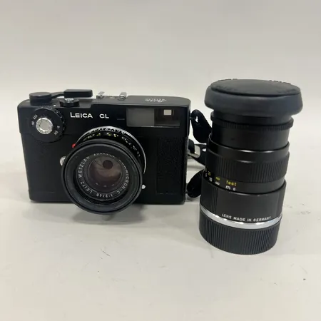 Kamerahus Leica CL, serienr: 1397428, med objektiv Summicron-C 1:2/40, serienr: 2636008, Elmar-C 1:4/90, serienr: 2641181, väska Skickas med postpaket.