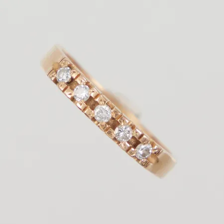 Ring stl 18½, bredd 3,2mm, diamanter 5x ca 0,04ct, spricka i skenan, 18K Vikt: 3,3 g