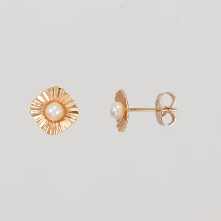 Ett par örhängen med pärlor, 7,5 X 7,5mm, 18K Vikt: 0,8 g