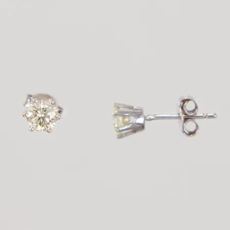Ett par örhängen med diamanter, 2x ca 0,35ct, sprickor som når ytan, nagg, ca Cape/SI, vitguld, 14K Vikt: 1 g