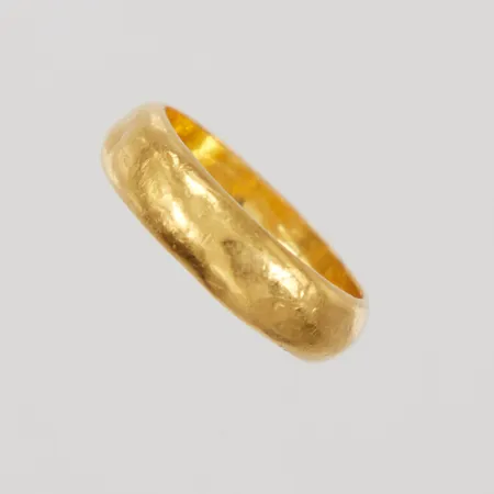 Ring stl 17½, bredd 5,8mm, ojämnheter, 23K Vikt: 3,8 g