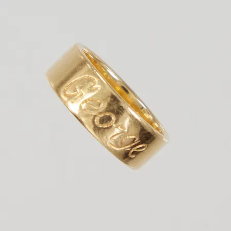Ring stl 15, bredd 6mm, graverad på utsidan och insidan, 18K Vikt: 5,1 g