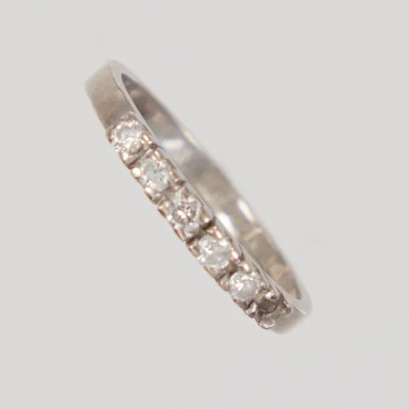 Ring stl 17, bredd 2,2mm, diamanter 5x 0,04ct, en diamant saknas, Örns Juvelatelje, Göteborg, vitguld, 18K Vikt: 2,4 g
