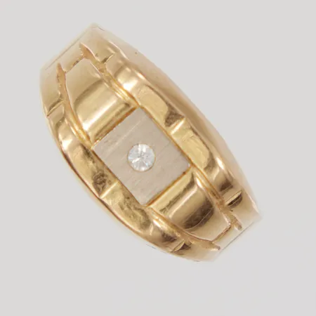 Ring stl 19¾, bredd 4-11mm, vit sten, vitguldsdetalj, 18K Vikt: 5,3 g