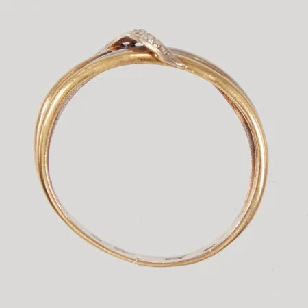 Ring stl 16¾, bredd 4-7mm, vita stenar, 18K Vikt: 2,1 g