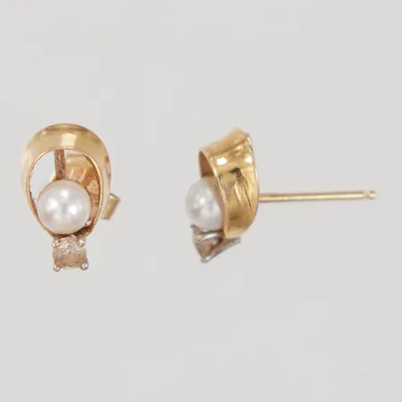 Ett par örhängen, vit sten och pärla, längd 10mm, en stopp saknas, 18K Vikt: 1,6 g