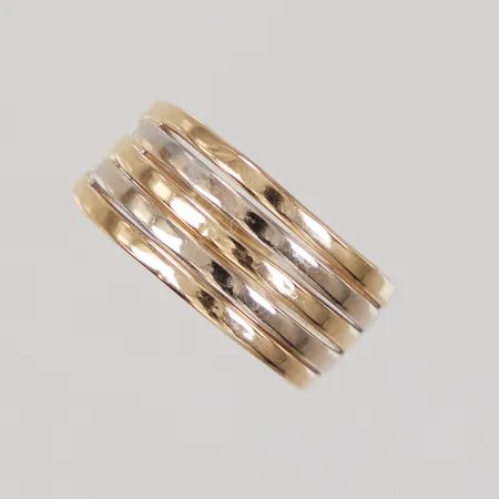 Ring stl 17¾, bredd 5,4-9mm, ojämn skena, bucklor, GHA, 18K Vikt: 1,5 g