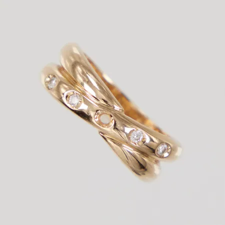 Ring stl 18¼, bredd 4-7mm, vita stenar, sten saknas, 18K Vikt: 4,9 g