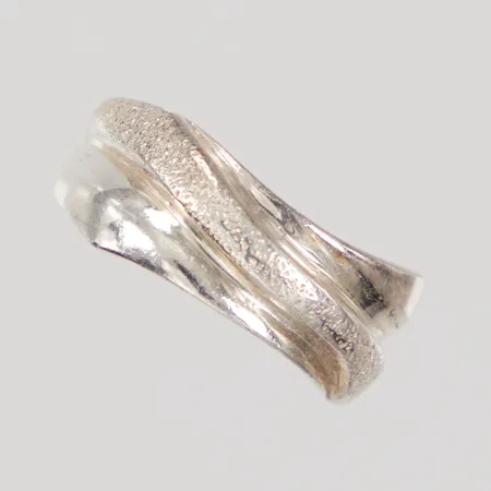 Ring stl 17¾, bredd 3,8-8,5mm, GHA, 925/1000 silver Vikt: 3,8 g