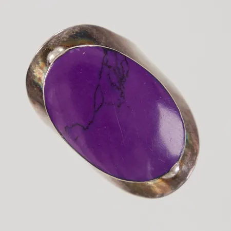 Ring med lila sten, stl 17¾, bredd 5,2-30mm, silver Vikt: 6,7 g