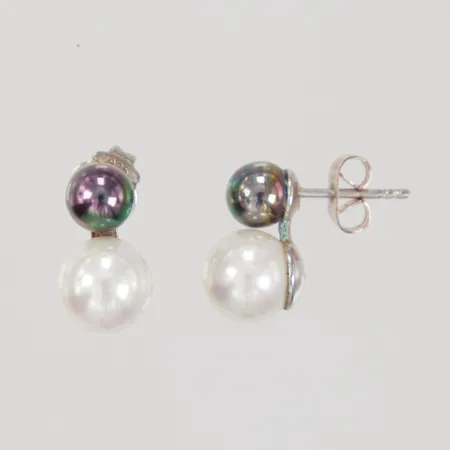 Ett par örhängen, pärlimitation, ca 14,6mm, bredd 6-8mm, vitmetall 