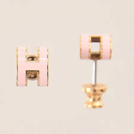 Ett par örhängen Mini Pop H, roséfärgad metall med rosa emalj, nr GD0221, 9x7mm, med dustbag samt etui, kvittokopia från Hermés Hamngatan 2021