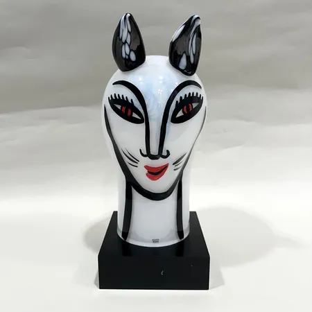 Skulptur, handmålat glas, Ulrica Hydman Vallien för Kosta Boda, signerad, nummer 7091116, höjd ca31cm, bredd ca 15cm, svart sockel höjd 5cm Skickas med postpaket.