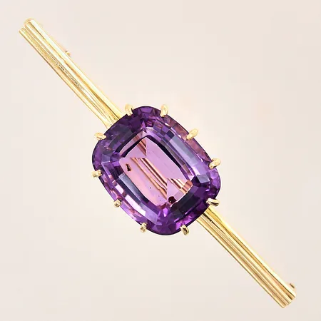 Brosch med lila sten, troligen ametist, längd 6cm, bredd 3-16,8mm, SWL, 18K Vikt: 10,1 g