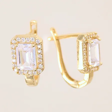 Ett par örhängen med vita stenar, 15x8mm, 14K Vikt: 3,5 g