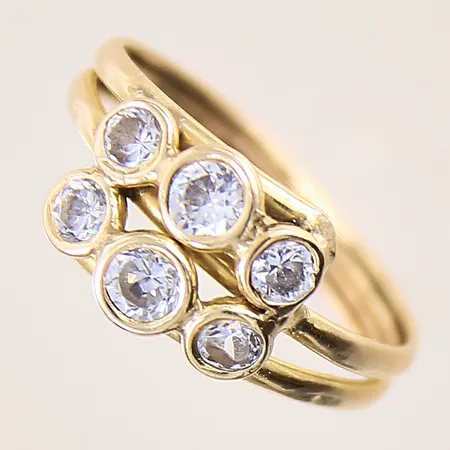 Ring med vita stenar, stl 18¾, bredd 3-10mm, bucklig, ostämplad, 14K Vikt: 1,9 g