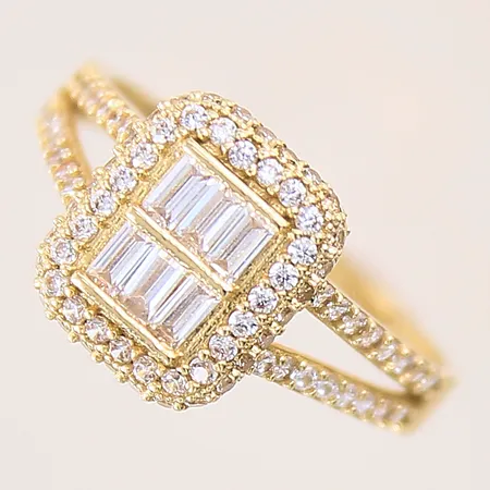 Ring med vita stenar, stl 18, bredd 1,5-11mm, en sten saknas, 14K  Vikt: 2,5 g