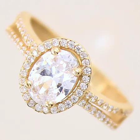 Ring med vita stenar, stl 18, bredd 3-11mm, en sten saknas, 14K Vikt: 2,9 g