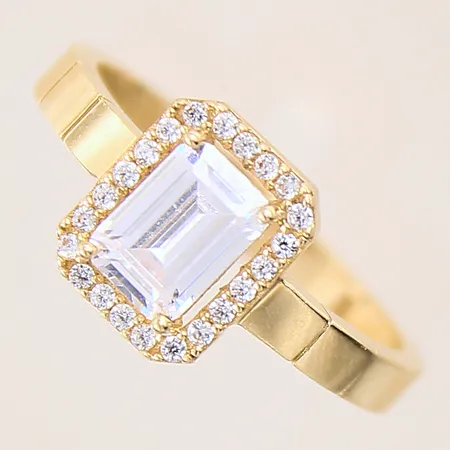 Ring med vita stenar, stl 18, bredd 2,7-10mm, 14K Vikt: 2,6 g