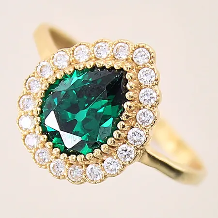 Ring med grön samt vita stenar, stl 18, bredd 1,8-14mm, skev, 14K Vikt: 2,7 g