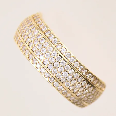 Ring med vita stenar, stl 17¼, bredd 2,2-7,3mm, skev, 14K Vikt: 2,9 g