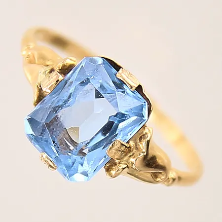 Ring med blå sten, stl 16¼, bredd 1,3-9,5mm, skev, 18K Vikt: 1,6 g