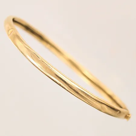 Armring, Ø60mm, bredd 4,3mm, skev/bucklig, 18K  Vikt: 7 g
