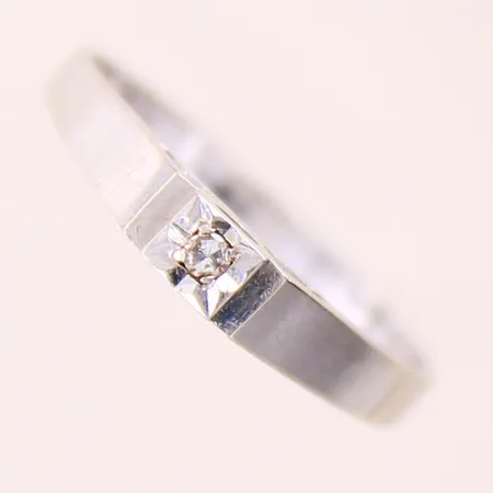Ring med en diamant ca 0,02ct, stl: 16, bredd: 2,1-2,9mm, vitguld, 18K  Vikt: 1,4 g