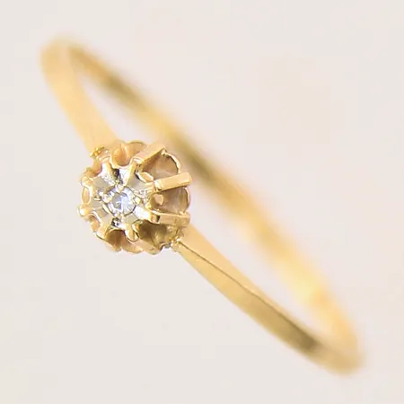 Ring med diamant ca 0,01ct, stl 18¾, bredd 1,2-4,8mm, 18K Vikt: 1,3 g
