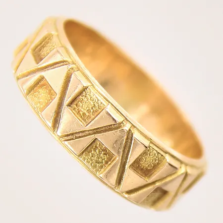 Ring med dekor, stl 20¼, bredd 7,6mm, gravyr, 18K  Vikt: 10,4 g