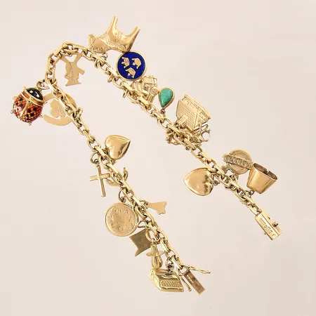 Armband Ankar med 18 berlocker, längd: 19,5cm, bredd: 3,8-12,4mm, smärre slitage på berlocker, 18K  Vikt: 26,9 g