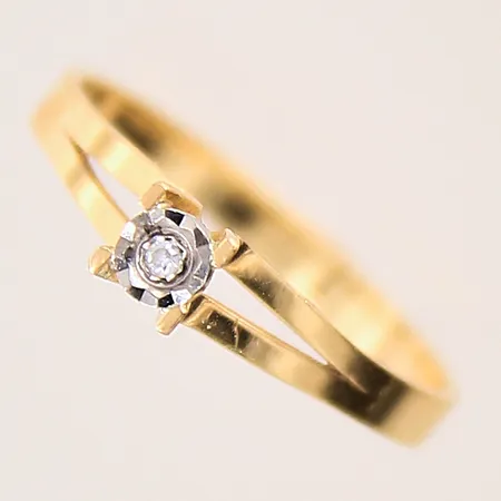 Ring med en diamant ca 0,01ct, stl: 16, bredd: 2-3,2mm, 18K  Vikt: 1,3 g