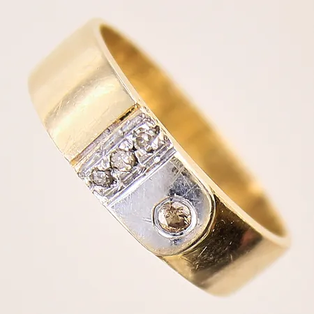 Ring med bruna diamanter 3xca0,02ct samt 1xca0,05ct, stl: 20¼, bredd: 4,9-6,8mm, vitguldsdetaljer,  slitage, 18K  Vikt: 6,3 g