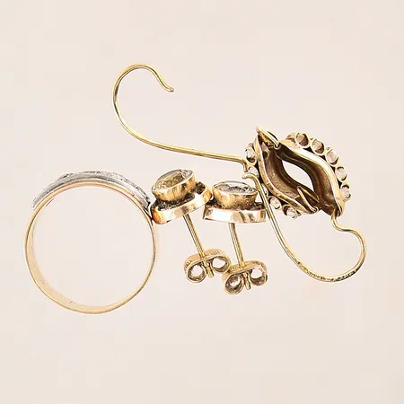 Diverse guldsmycken, stenar, av/defekt, gravyr, 14K Vikt: 9,3 g