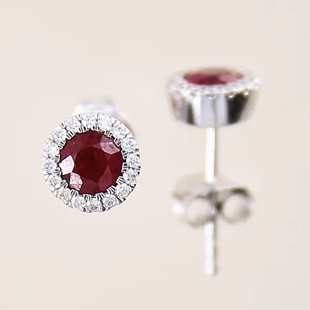 Ett par örhängen med troligen röda rubiner samt diamanter 16 x ca 0,005ct, Ø6,6mm, vitguld, 18K Vikt: 2,4 g