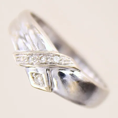 Ring med diamanter 4 x ca 0,01ct, stl 17, bredd 2,7-6,5mm, vitguld, 18K Vikt: 3 g