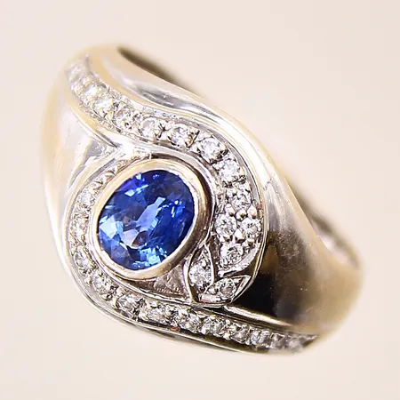 Ring med blå sten samt diamanter 27 x ca 0,01ct, stl 19¼, bredd 3,7-14mm, behov av omrodiering, vitguld, 18K Vikt: 7,7 g