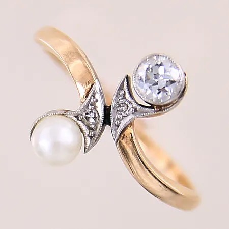Ring med diamanter 1 x ca 0,16ct troligen syntetisk, 2 x ca 0,01ct, samt odlad pärla Ø4mm, vitguldsdetaljer, 14K Vikt: 2,5 g