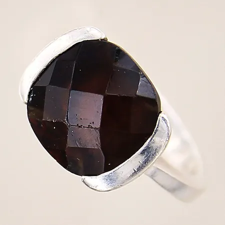 Ring med brun sten, stl: 17, bredd: 2,8-12mm, nagg på sten, silver 925/1000 Vikt: 6 g