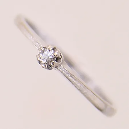 Ring med en diamant 0,03ct, stl: 17, bredd: 1,6-3,4mm, vitguld, 18K  Vikt: 1,9 g