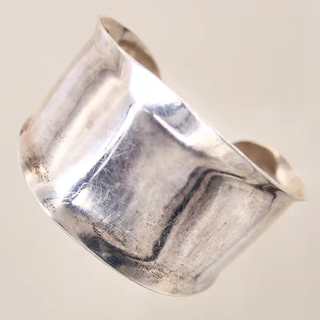 Armring, slät, Ø58mm, bredd 25-40mm, repig, silver 925/1000 Vikt: 41,7 g