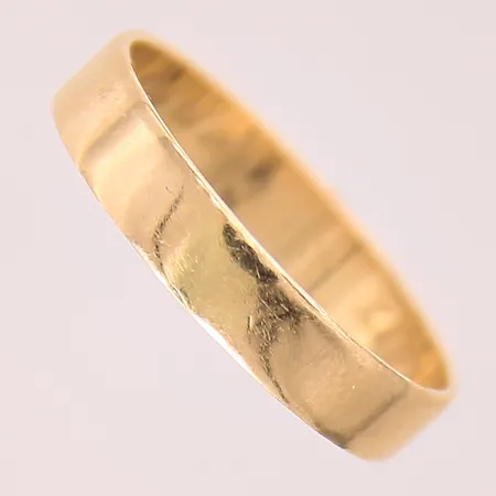 Ring, slät, stl 18, bredd 3,7mm, gravyr, repig, 18K  Vikt: 2,2 g
