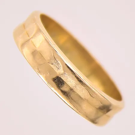 Ring med dekor, stl 18, bredd 5mm, gravyr, 18K Vikt: 4,8 g