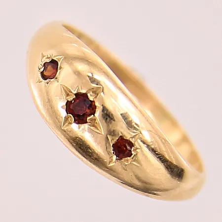 Ring med röda stenar, stl: 16¼, bredd: 1,8-6,6mm, 18K  Vikt: 2 g