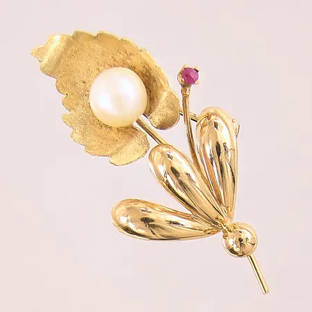 Brosch med blomdekor samt röd sten och odlad pärla Ø8mm, 48x22mm, 18K Vikt: 5,7 g
